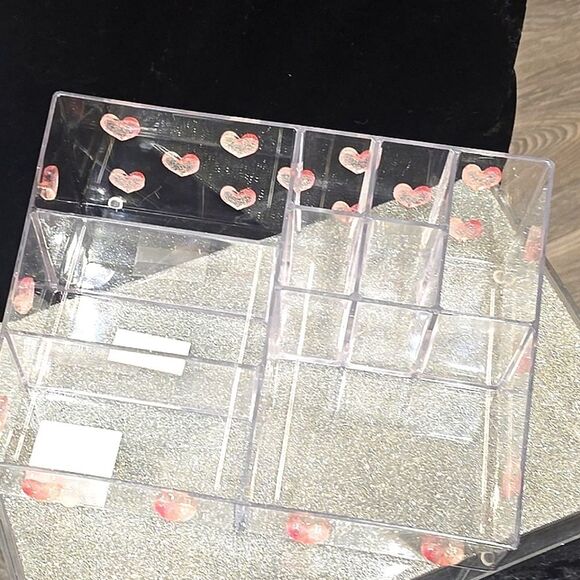 At Home Clear 3D Heart-Patterned Sectioned Cosmetic Organizer - Picture 3 of 8